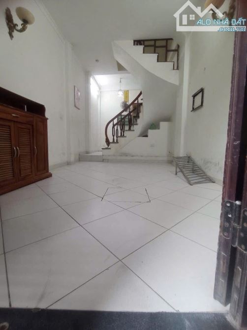 Cho thuê nhà ngõ phố Đê La Thành Ba Đình 35m x 4 tầng, 11tr/tháng