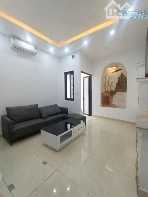 Ngõ 132 ô tô thông thẳng tắp sang Vũ Tông Phan, nhà cách ô tô hơn 2 chục mét.
