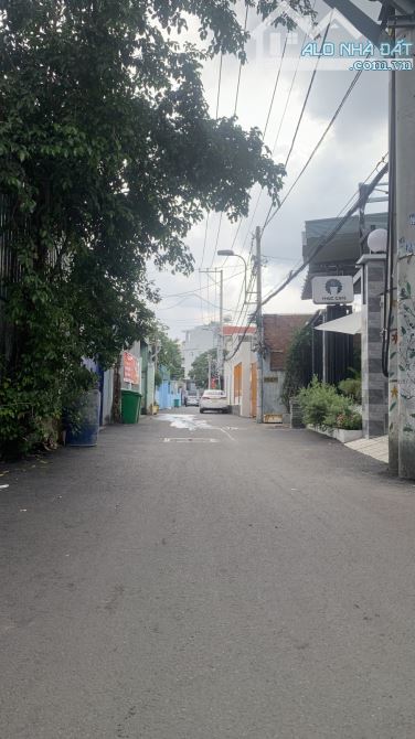 Cát Lái Quận 2 - bán nhà cũ lô góc 6.5m x 33m - hẻm xe hơi thông ra Nguyễn Thị Định
