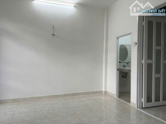 Bán nhà 2 tầng - Chỉ 2.3 tỷ - Hẻm xe hơi - Vị trí thuận tiện
