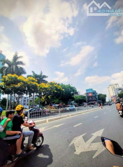 Bán nhà 4 tầng Hoàng Diệu, Quận 4, MTKD đường 20 thước, nhích 10 tỷ, 67m2, ngang 8.5m,