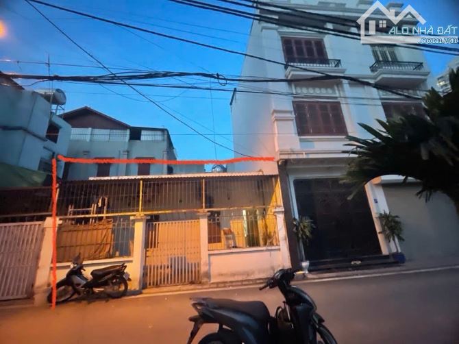 BÁN ĐẤT TẶNG NHÀ C4, TT TRÂU QUỲ_ Ô TÔ – NGÕ THÔNG – VIEW VƯỜN HOA, HỒ NƯỚC_50m2, 7,9 tỷ