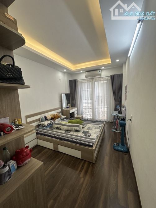 Bán nhà phố Thượng Thanh 30m2- 5 tầng- 3 phòng ngủ- nội thất, gần ô tô