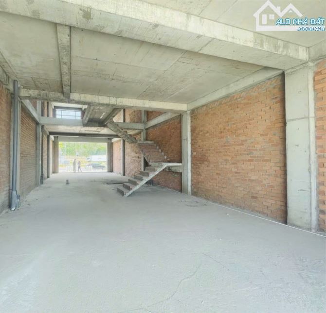 CĂN SHOPHOUSE MẶT TIỀN ĐƯỜNG LỚN, CẠNH SÂN GOLF VÀ ĐỒI CỪU SUỐI NGHÊ, TIỆN KINH DOANH
