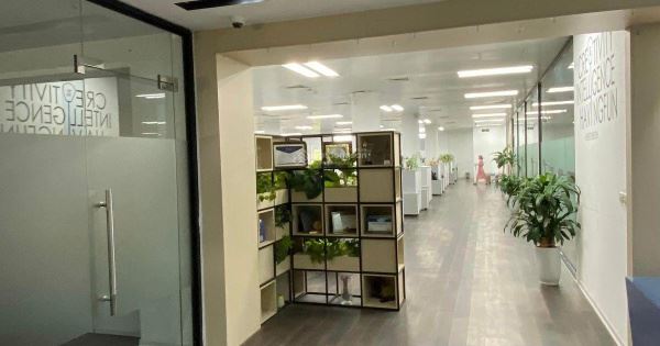 Tòa nhà văn phòng mặt phố Hoàng Cầu, 235m2 x 11T, MT 6.8m, lô góc, dòng tiền khủng