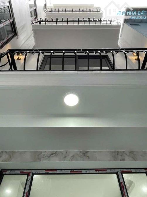 Trương Định- Mới Koong -42m- 5 tầng thang máy-8.5 tỷ- gần ô tô