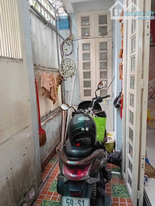 NGAY SIÊU THỊ SÀI GÒN ĐƯỜNG 3/2 - HẺM THÔNG THOÁNG - NGANG KHỦNG 10M - DT 69M2