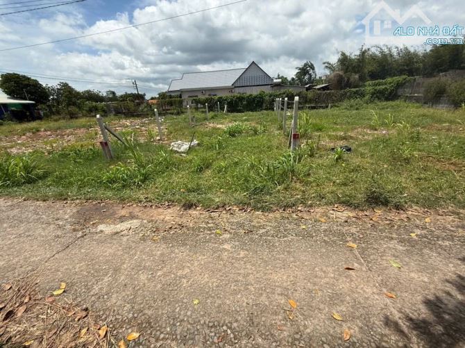 Bán đất mặt tiền đường Bê tông xe tải thông xã Trung Lập Hạ Củ Chi TPHCM, DT: 5.5x18m.