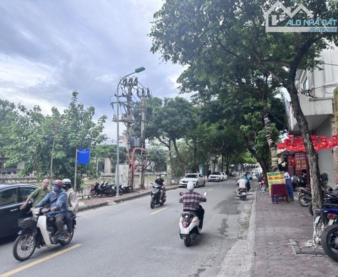 Bán căn hộ dòng tiền phố Giáp Nhất, ô tô đỗ cửa, lô góc, 175m2 9 tầng 49.5 tỷ