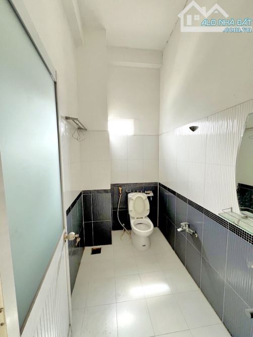 NHÀ 3 TẦNG, MẶT TIỀN - PHƯỚC BÌNH QUẬN 9 gần CĐ KTĐN và Chợ - 10