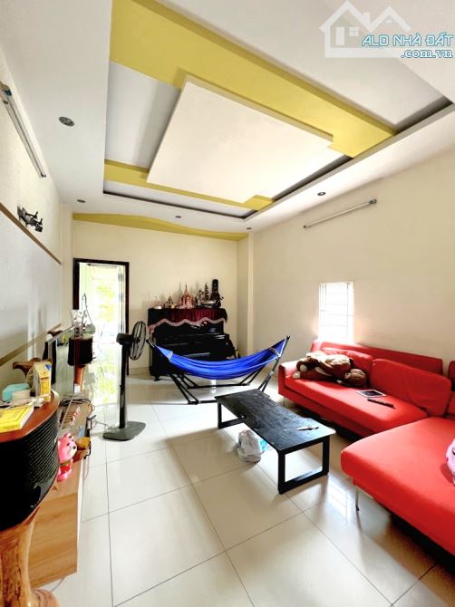 NHÀ 3 TẦNG, MẶT TIỀN - PHƯỚC BÌNH QUẬN 9 gần CĐ KTĐN và Chợ - 11