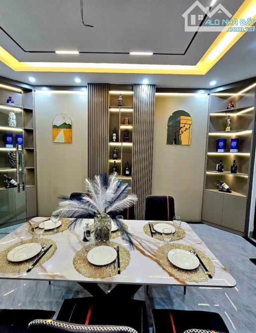 Bán Nhà 5 Tầng /200m2- Mặt Đường QL 18/cột 8- Giá 16 tỷ - 1