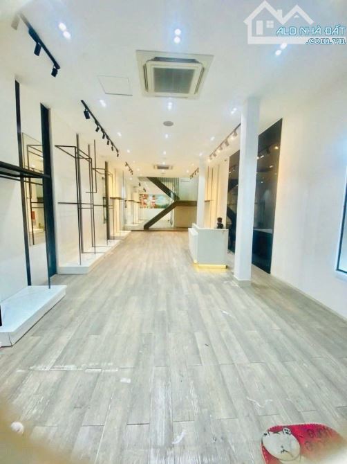 Cho thuê nhà 3 tầng đường Lê Duẩn - Ngang 5,4m - 1