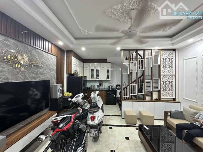 BÁN NHÀ NGHĨA LỘ - NGÕ OTO, 15M RA OTO TRÁNH, 31M2 x 5T, MT 4.8, 6.5 TỶ - 1