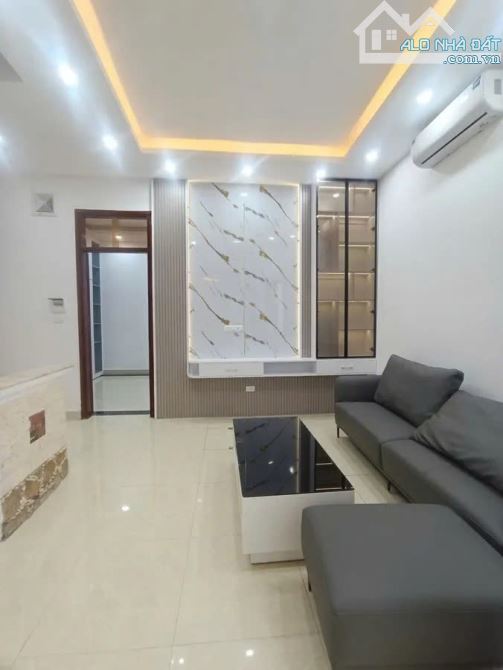 Ngõ 132 ô tô thông thẳng tắp sang Vũ Tông Phan, nhà cách ô tô hơn 2 chục mét. - 1