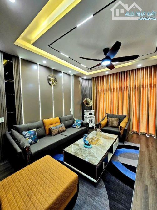 Bán Nhà 5 Tầng /200m2- Mặt Đường QL 18/cột 8- Giá 16 tỷ - 2