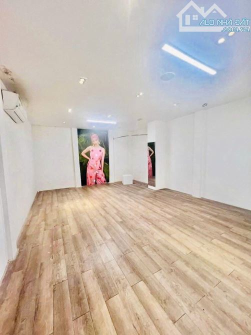 Cho thuê nhà 3 tầng đường Lê Duẩn - Ngang 5,4m - 2