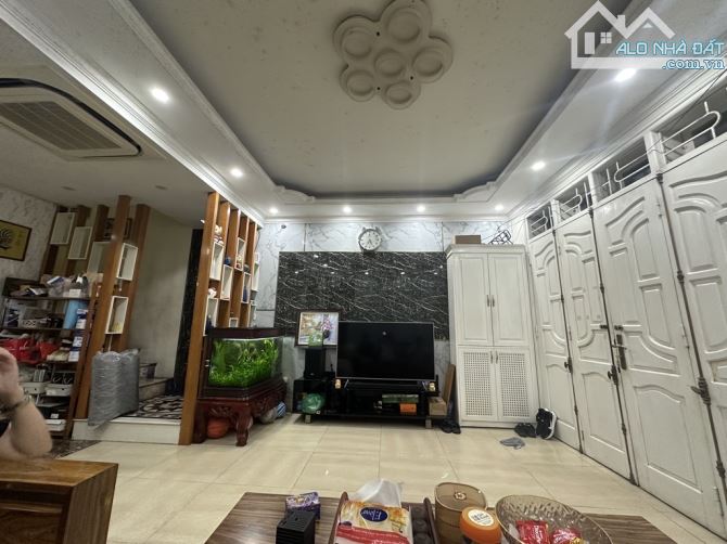 -VỊ TRÍ TUYỆT ĐỈNH - Ô TÔ 7 CHỖ ĐỖ CỬA- GẦN PHỐ -10 m Ô TÔ TRÁNH -FULL CÔNG NĂNG -MT 5,2m - 2