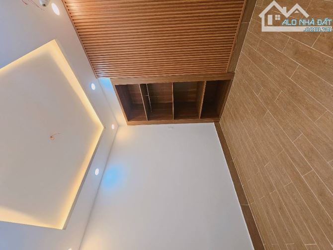 NHÀ ĐẸP 2 TẦNG - KẾ CHỢ TÂN BÌNH - 30M2 - LẠC LONG QUÂN - TÂN BÌNH - NỞ HẬU - GIÁ NHỈNH 4. - 2