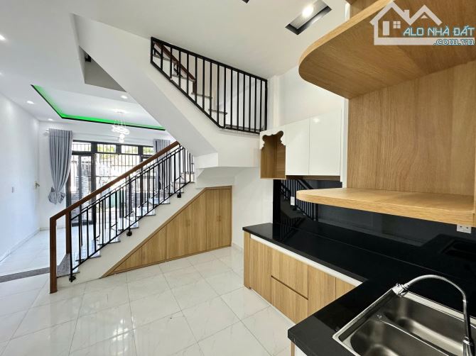 Bán nhà kiệt ô tô 82 Nguyễn Chánh - 2