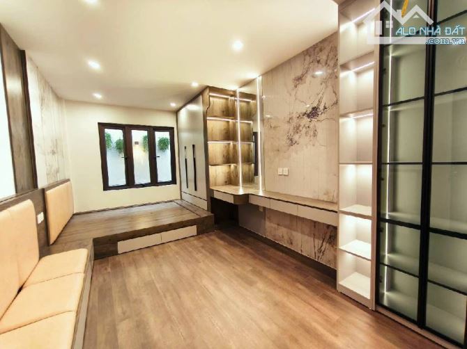 Nguyễn Văn Cừ Full nội thất 40m - thang máy - ô tô đỗ cổng - 2