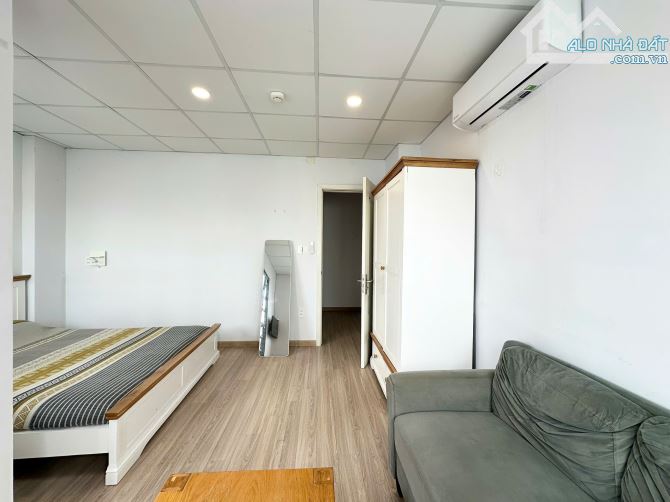 Ban công lớn - tách bếp - full nội thất xịn xò ngay mặt tiền đường trung tâm quận 1. - 2
