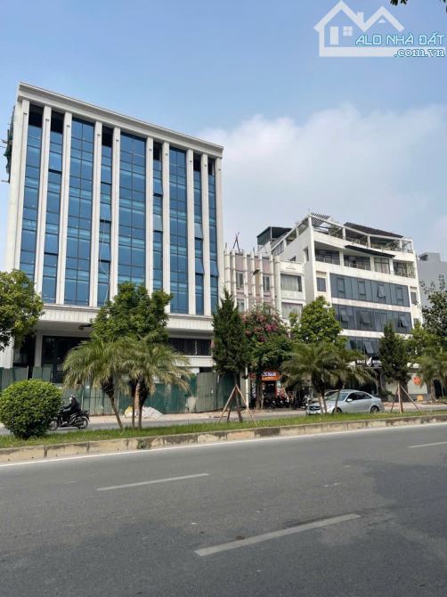 Bán lô đất 300m, MT 17m mặt phố Hồng Tiến, vị trí đẹp kinh doanh - 2