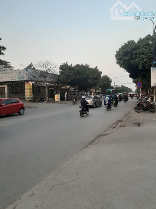 Bán đất thị trấn yên Viên 90m2, vỉa hè, kinh doanh, mặt phố- nhỉnh 9 tỷ - 2