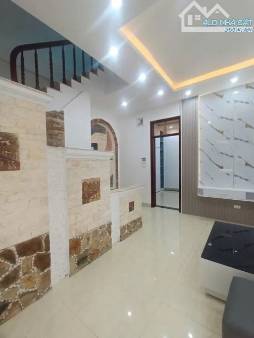 Ngõ 132 ô tô thông thẳng tắp sang Vũ Tông Phan, nhà cách ô tô hơn 2 chục mét. - 2