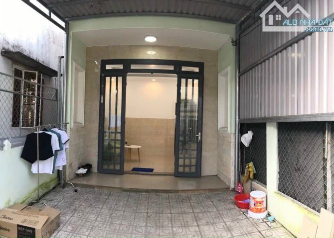 BÁN NHÀ PHÚ LỢI  Kết cấu: 1 trệt 1 lầu, 3 phòng ngủ, sân ô tô - 2