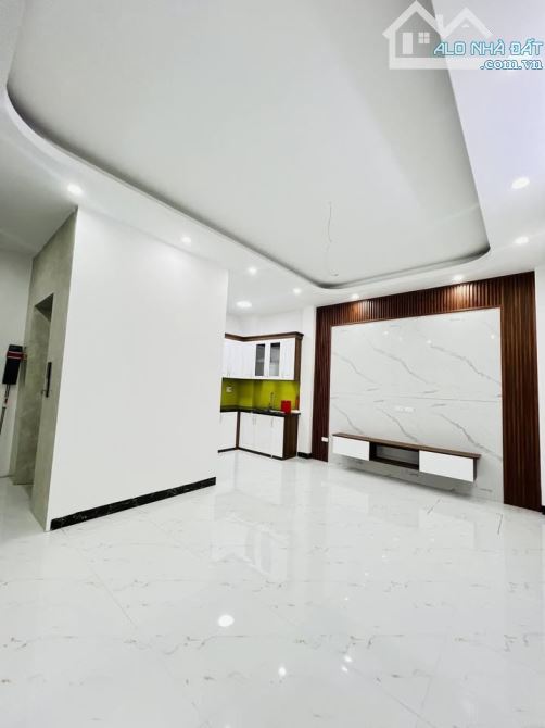 Trương Định- Mới Koong -42m- 5 tầng thang máy-8.5 tỷ- gần ô tô - 2