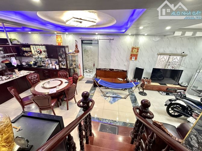 Gấp bán giảm 5,2 tỷ còn 17,8 tỷ - 3 tầng 375m2 12x32,5 nỡ hậu - HXH thông Phan Văn Hớn Q12 - 2