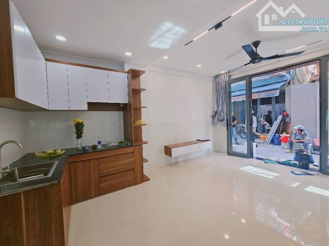 NHÀ ĐẸP 2 TẦNG - KẾ CHỢ TÂN BÌNH - 30M2 - LẠC LONG QUÂN - TÂN BÌNH - NỞ HẬU - GIÁ NHỈNH 4. - 3