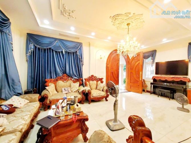 BIỆT THỰ SIÊU HIẾM- ĐẲNG CẤP - 300m2 NGAY DƯƠNG QUẢNG HÀM, CHỈ 75 TỶ CÒN TL - 3