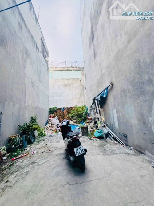 RẺ NHẤT KHU VỰC -VỊ TRÍ TRUNG TÂM GẦN NGỌC LÂM -GẦN ĐƯỜNG HỒNG TIẾN - GIÁ 5,3TỶ - 3