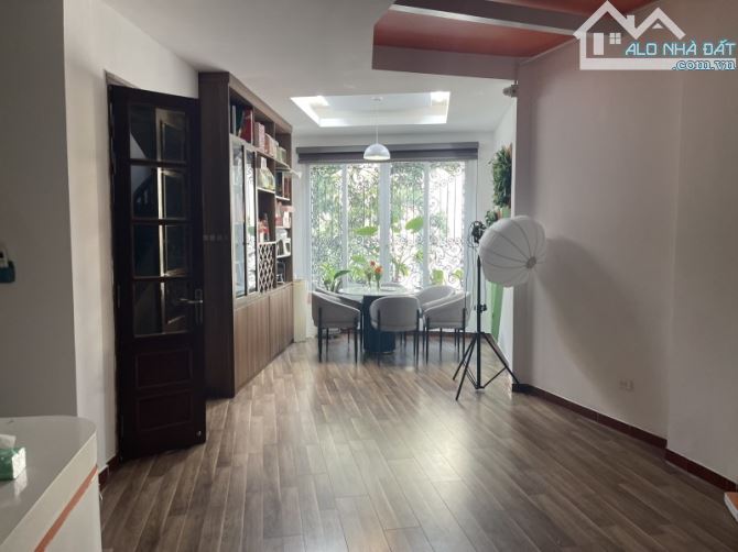 Hoàng Quốc Việt – 90m² – MT 5.6m – SÂN TRƯỚC – gần Công viên Nghĩa Tân – 21.5 tỷ - 3