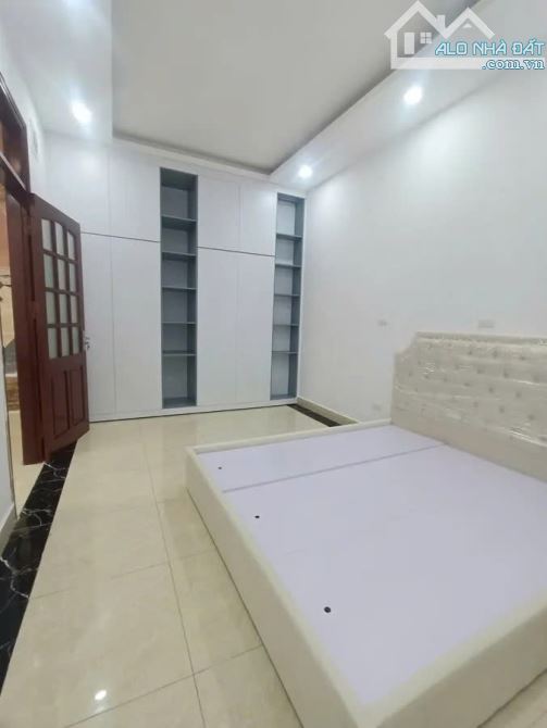 Ngõ 132 ô tô thông thẳng tắp sang Vũ Tông Phan, nhà cách ô tô hơn 2 chục mét. - 3