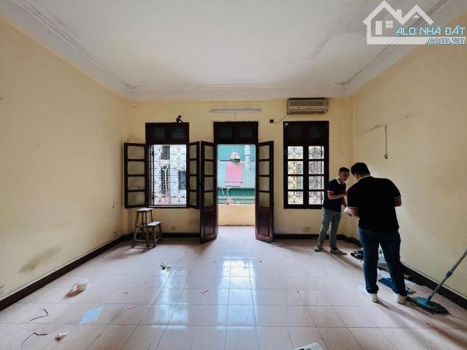 BÁN NHÀ NGUYÊN HỒNG, ĐỐNG ĐA - 4 TẦNG 66M2 - OTO VÀO NHÀ - GIÁ 28.5 TỶ - 3