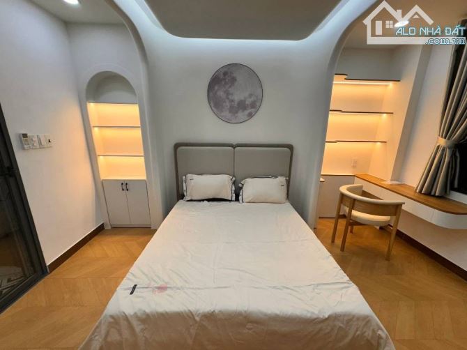 SIÊU PHẨM HẺM XE HƠI THÔNG - GẦN BÀ CHIỂU - 5 TẦNG BTCT - 4 PHÒNG - FULL NỘI THẤT - SỔ NỞ - 4