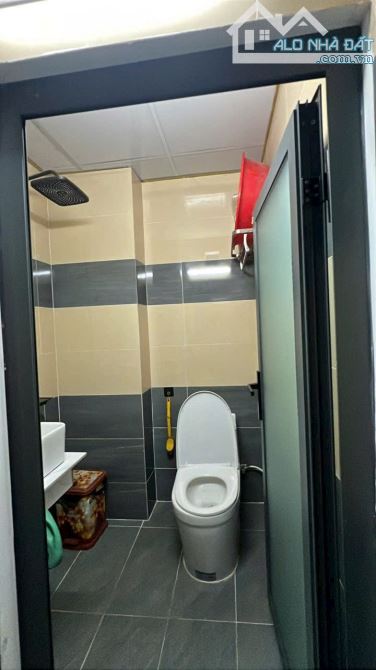 NHÀ Ở NGAY, 66m2, HẺM OTO VỈA HÈ, Hoàn Công, 4 ĐỒNG TL - 4