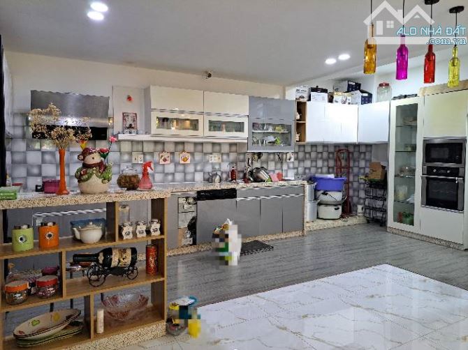 BIỆT THỰ PHỐ.NGUYỂN THỊ THẬP QUẬN 7   DT : 8 x 18 OTO NGỦ TRONG NHÀ TRƯỚC SÂN NHÀ 6M  H - 3