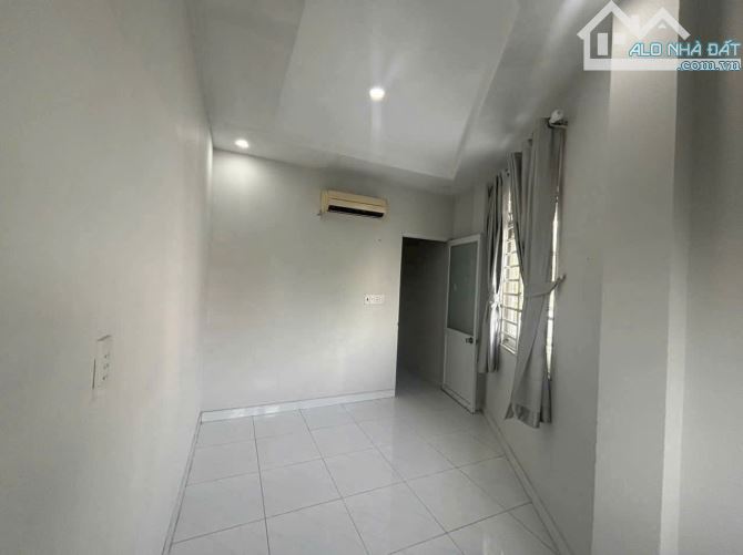 CHo thuê nhà nguyên căn đường Nguyễn Văn Quỳ, p Phú Thuận nhà đep 02 phòng - 4