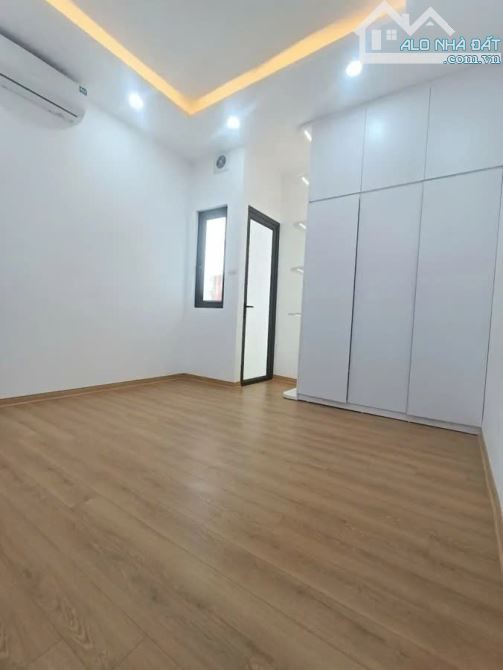 Ngõ 132 ô tô thông thẳng tắp sang Vũ Tông Phan, nhà cách ô tô hơn 2 chục mét. - 4