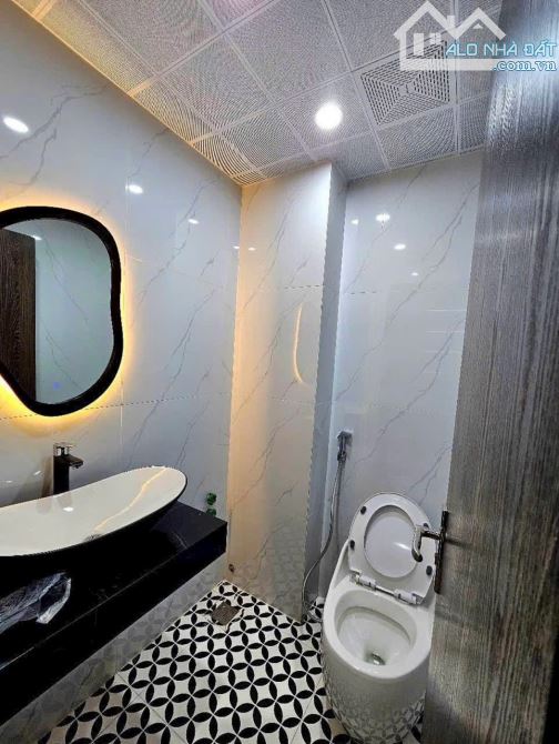 Bán Nhà 5 Tầng /200m2- Mặt Đường QL 18/cột 8- Giá 16 tỷ - 5