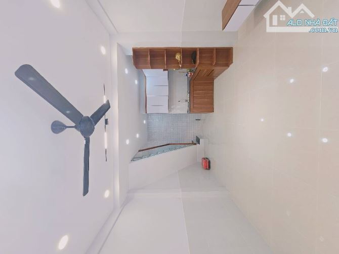 NHÀ ĐẸP 2 TẦNG - KẾ CHỢ TÂN BÌNH - 30M2 - LẠC LONG QUÂN - TÂN BÌNH - NỞ HẬU - GIÁ NHỈNH 4. - 5