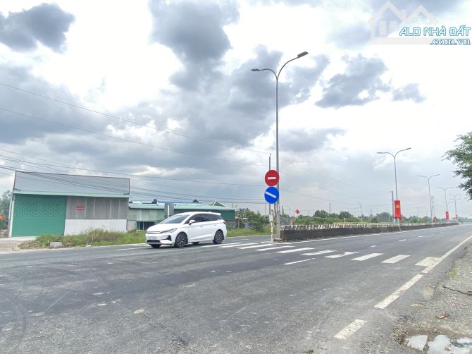 Nền thổ cư MT nhựa Liên ấp _dt 587m2 tại Long Sơn, Cần Đước LA, giá chỉ 3,3 tỷ - 5