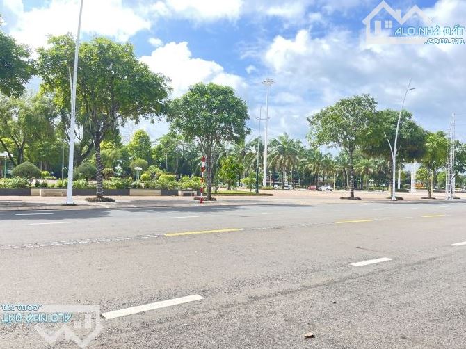 Một lô đất mặt tiền kinh doanh được các ngành nghề dt 350 m 7x50 có sẵn nhà cấp 4 - 5