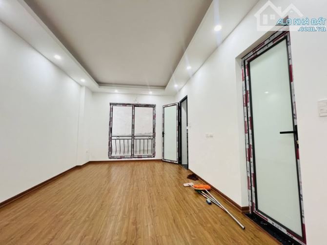 Trương Định- Mới Koong -42m- 5 tầng thang máy-8.5 tỷ- gần ô tô - 5