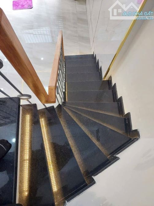 NHÀ TRUNG TÂM P10 - ĐỐI DIỆN NGÂN HÀNG - TRƯỜNG HỌC 26M2 GIÁ CHỈ NHỈNH HƠN 3 ĐỒNG - 6