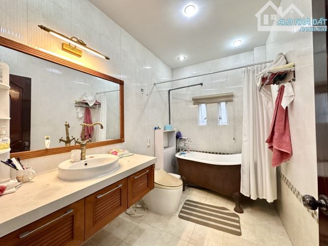 Gấp bán giảm 5,2 tỷ còn 17,8 tỷ - 3 tầng 375m2 12x32,5 nỡ hậu - HXH thông Phan Văn Hớn Q12 - 7